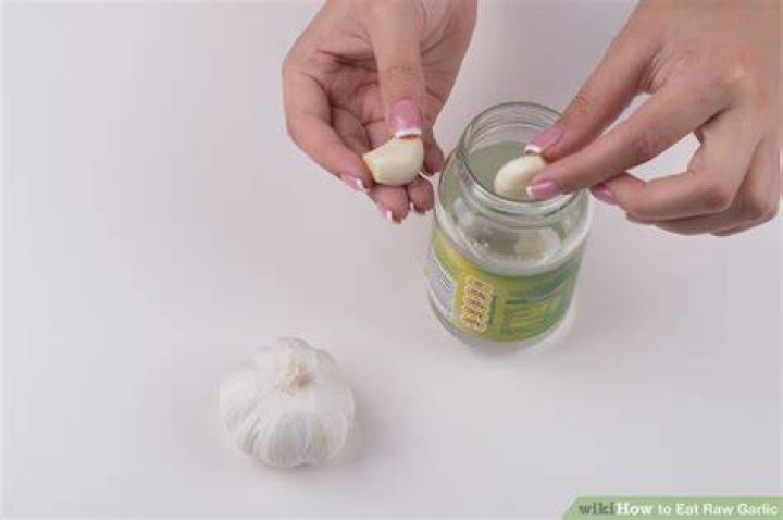 Is it safe to eat raw garlic?
