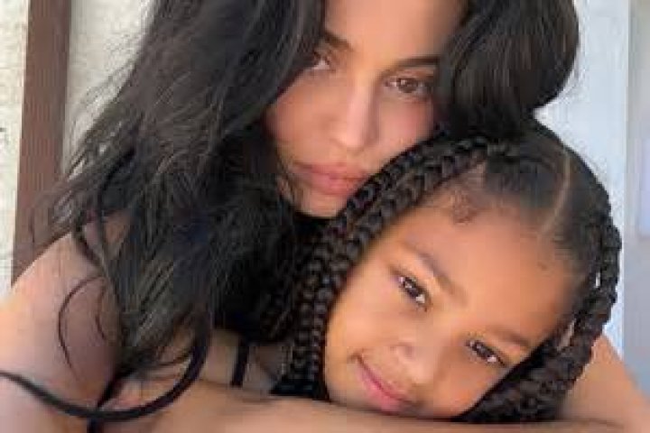 Is Kylie Jenner a lefty?