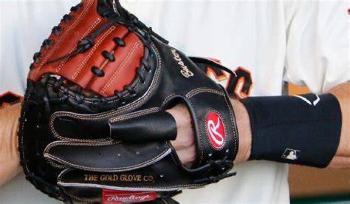 What catchers glove does Buster Posey use?